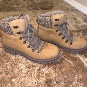 Light brown hiking boots size 8.